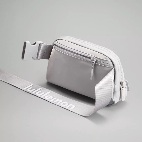 Lululemon Everywhere Belt Bag 1L Silver Drop/White Brand New - Picture 4 of 16